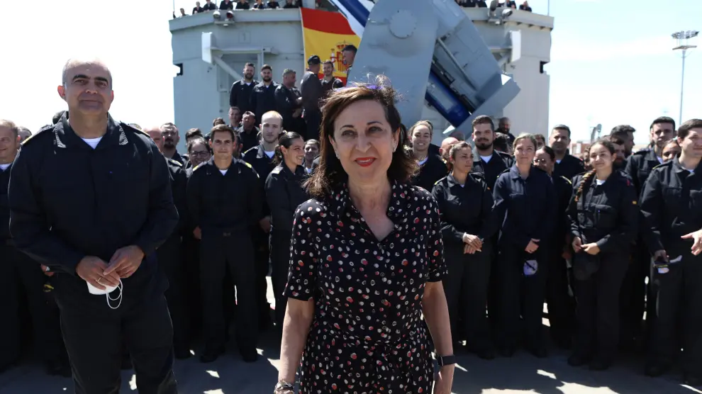 La ministra de Defensa, Margarita Robles, se dirige a las tropas durante la visita a la fragata Reina Sofía