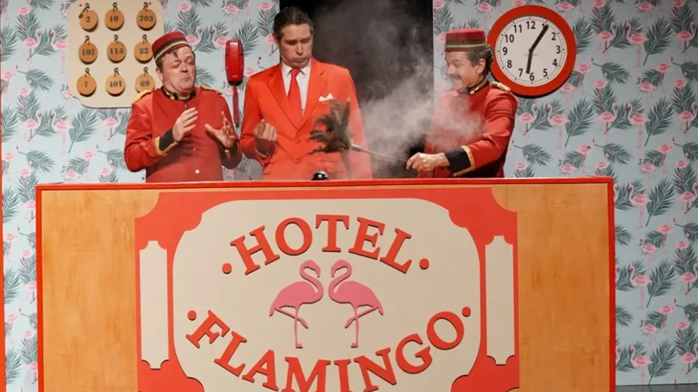 Una escena del espectáculo de Tricicle, 'Hotel Flamingo, el sábado 6 de agosto a las 23.00 en el Castillo de Valderrobres.