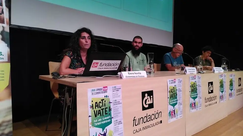 Intervención de varios ponentes sobre activismo eco-social en el salón de actos del Centro Joaquín Roncal CAI.