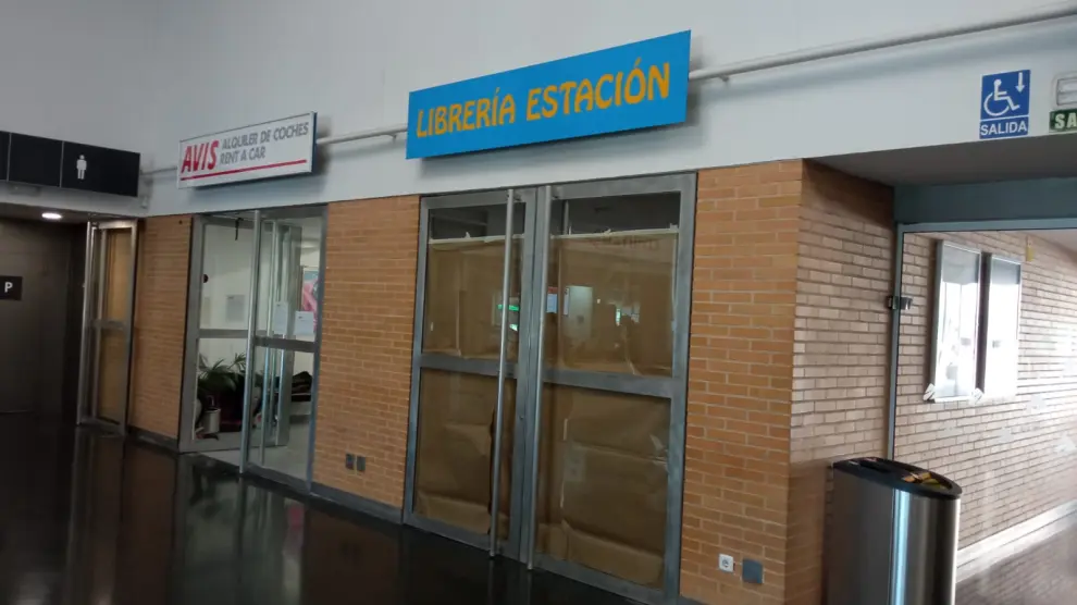 El kiosco-librería de la estación intermodal de Huesca cerró recientemente por la jubilación de su propietaria.