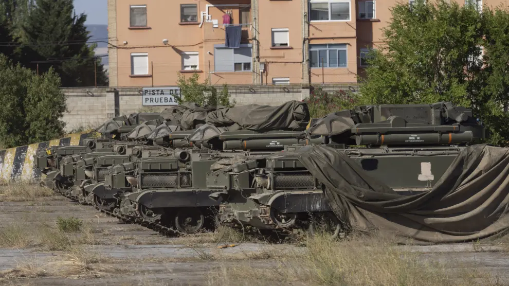 Tanques y otros vehículos militares en el cuartel de Casetas.