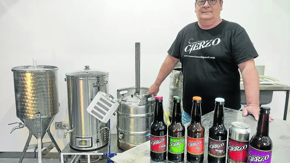 Javier Escolano, en la dependencia de su casa donde elabora las recetas de las cervezas.