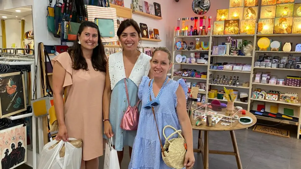 Eva Castillo, Beatriz Vela y Raquel Molina, en la tienda Shuave.