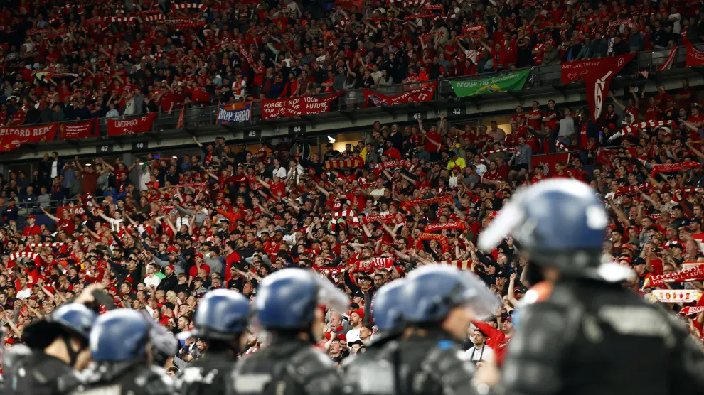 Policía antidisturbios ante la hinchada del Liverpool en el Estadio de Francia.