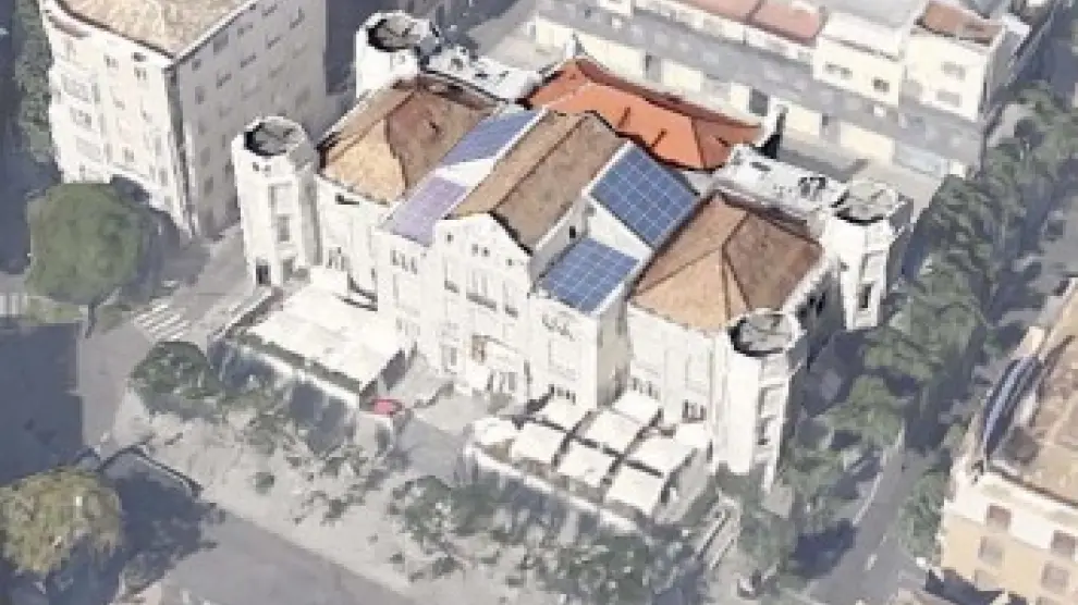 Recreación virtual del tejado del Casino, declarado BIC, con las placas fotovoltáicas.