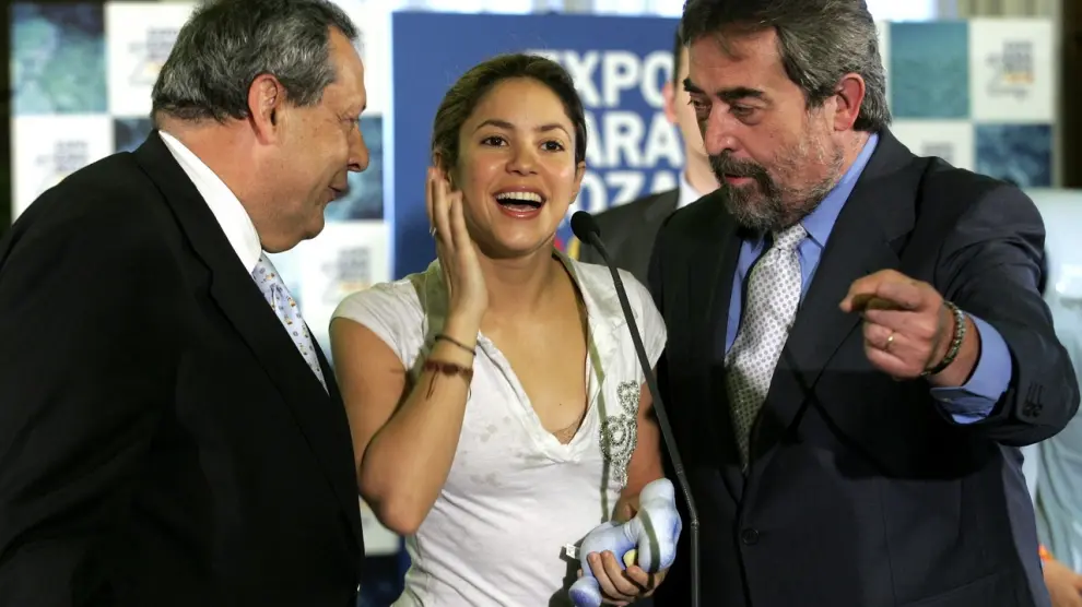 La cantante colombiana Shakira comparece ante los medios en un acto de promoción de la Expo, acompañada del alcalde de Zaragoza, Juan Alberto Belloch, y del presidente de Expoagua, Roque Gistau.