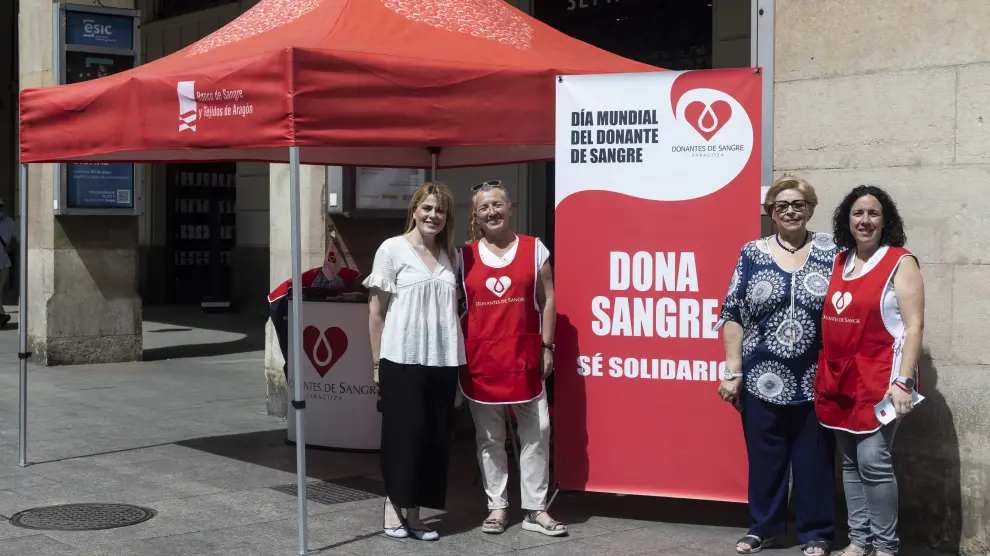 Voluntarias de la Hermandad de Donantes de Zaragoza, en la plaza de España.
