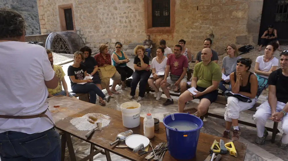 Los alumnos aprenden a fabricar el yeso rojo de Albarracín.