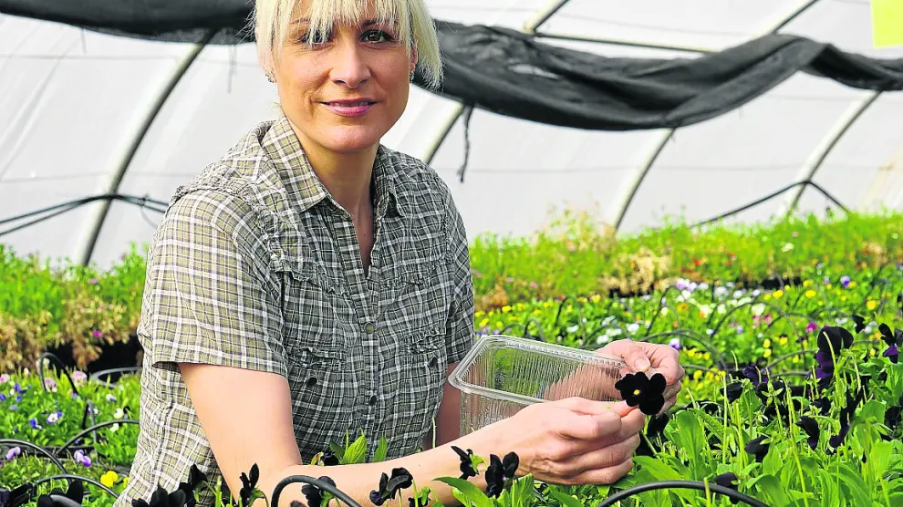 Laura Carrera, CEO de la empresa, en uno de los campos donde cultivan las flores comestibles.