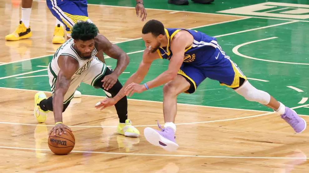 Jun 16, 2022; Boston, Massachusetts, USA; Boston Celtics guard Marcus Smart (36) and Golden State Warriors guard Stephen Curry (30) go for the ball during the fourth quarter in game six of the 2022 NBA Finals at TD Garden. Mandatory Credit: Kyle Terada-USA TODAY Sports BASKETBALL-NBA-BOS-GSW/