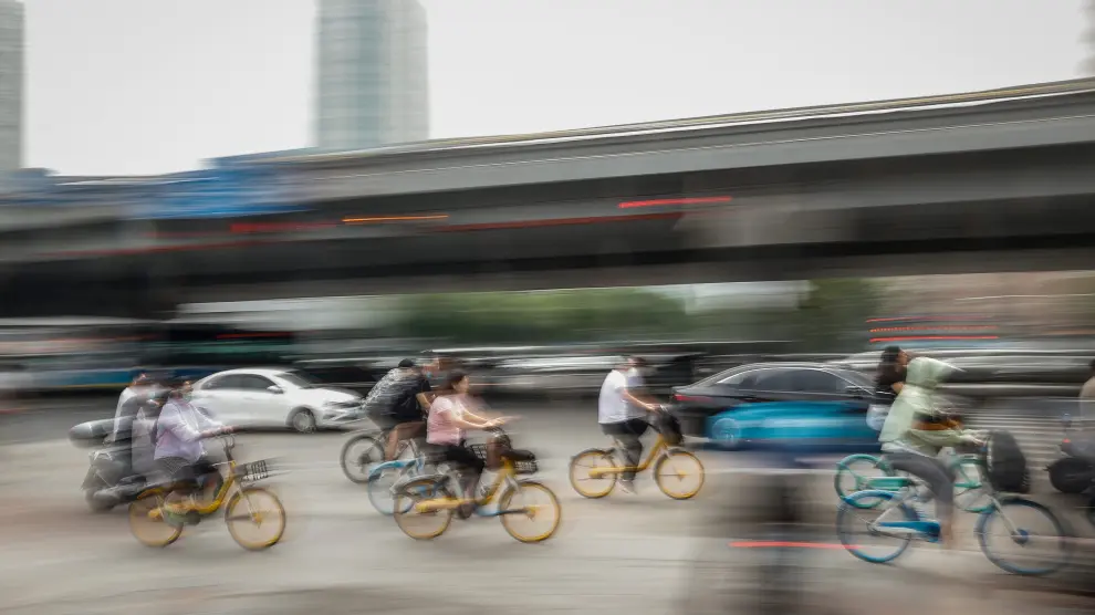 Varios ciudadanos en bici por las calles de Pekín