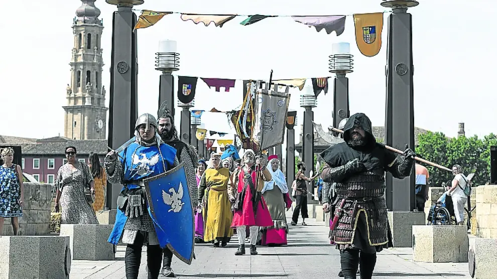 Caballeros medievales en el Puente de Piedra.
