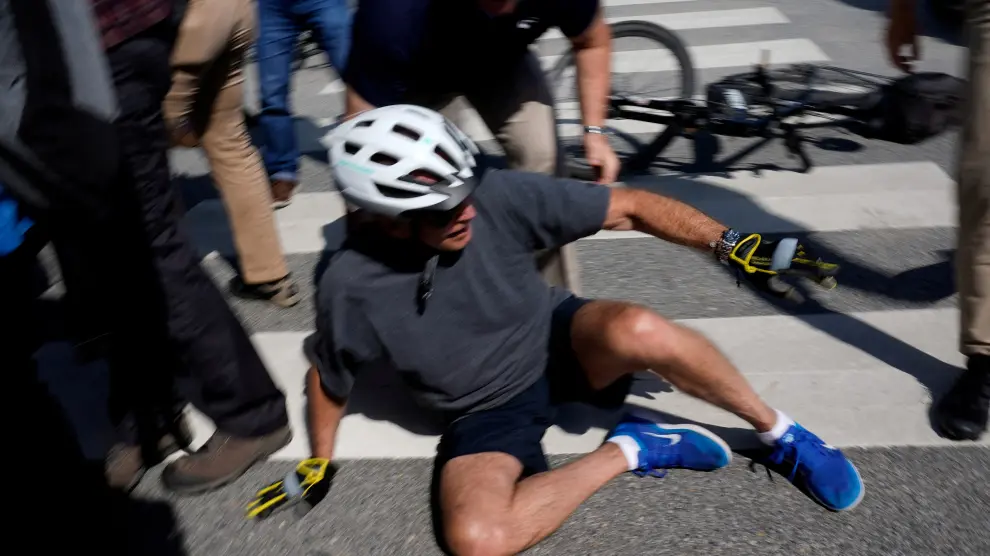 Joe Biden, tras caerse con la bici.