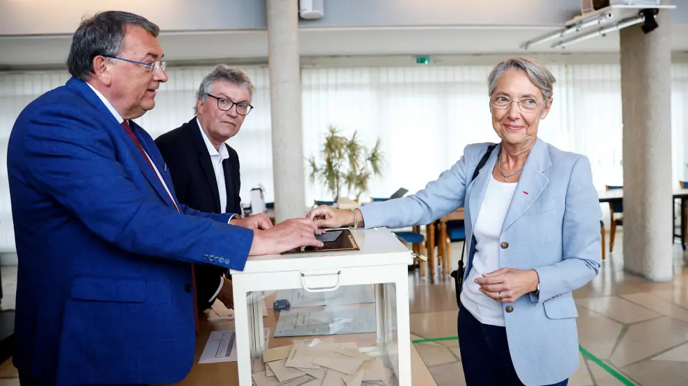 La primera ministra, Élisabeth Borne, vota en la segunda vuelta de las elecciones legislativas francesas
