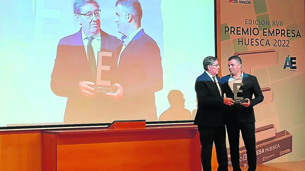 Arturo Aliaga entrega el Premio Empresa Huesca 2022 a Joaquín Saila, de Defeder Acolea.