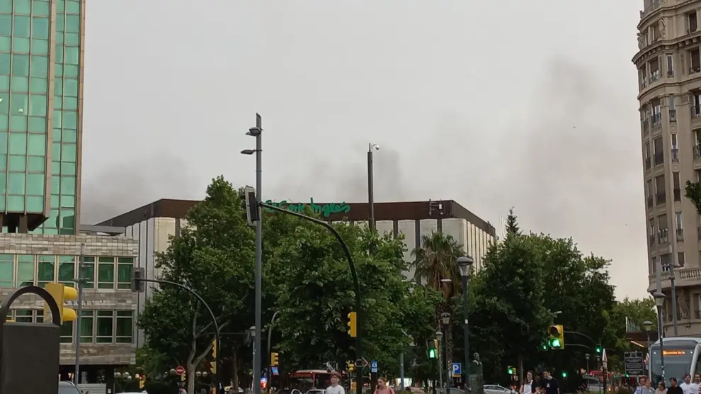 El humo del incendio se veía desde el centro de Zaragoza