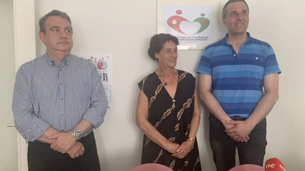El director técnico del Banco de Sangre (izquierda), junto a la presidenta y el secretario de la asociación de Huesca.
