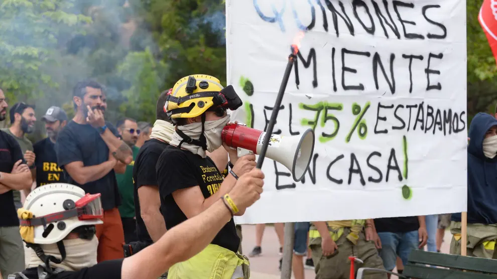 Protestas contra la actuación da la Junta de Castilla y León en el incendio de la Sierra de la Culebra.