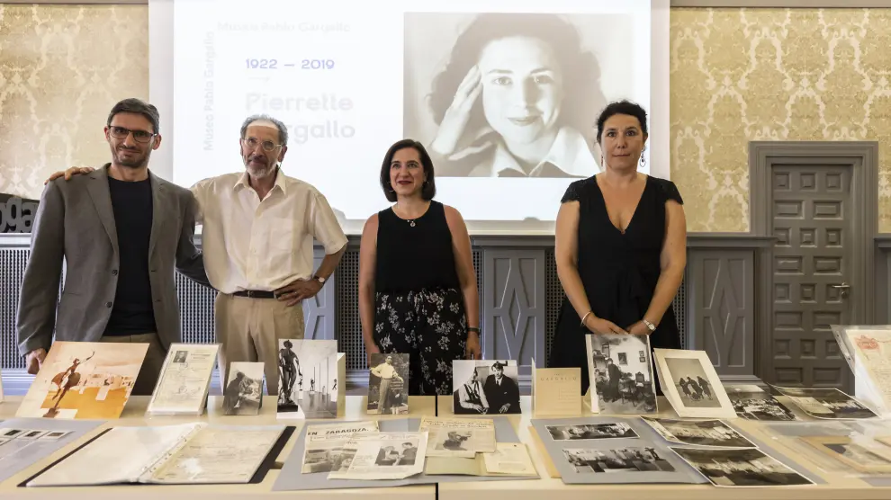 Rubén Castells, Jean Anguera, Sara Fernández y Camille Anguera, ante parte de la documentación de Pierrette Gargallo.