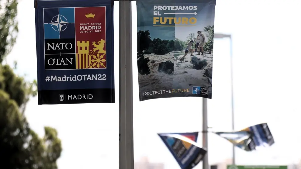 Dos carteles anuncian la celebración de la Cumbre de la OTAN, en la Feria de Madrid, IFEMA
