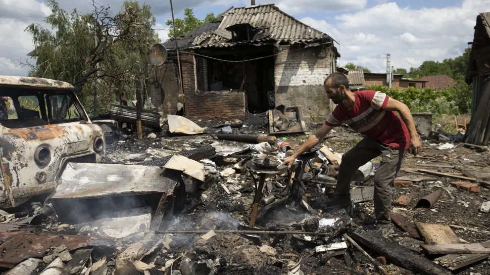 Eugene intenta recuperar algunos objetos, luego de que su casa resultara incendiada tras el ataque de misiles rusos, ayer en Chuhuiv