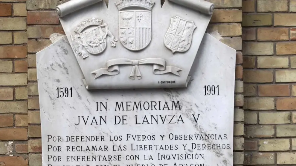 Placa en memoria de Juan de Lanuza en el Mercado Central de Zaragoza