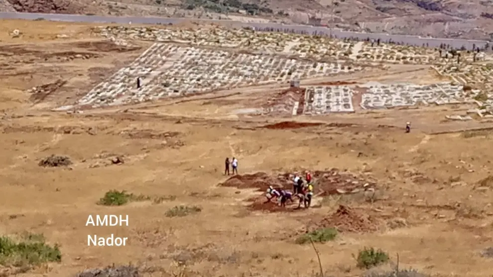Preparación de fosas comunes en Nador para enterrar a los inmigrantes fallecidos.