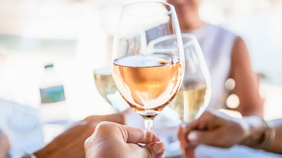 Los planes de ocio veraniegos son el marco perfecto para compartir momentos con los seres queridos mientras se disfruta de un buen vino