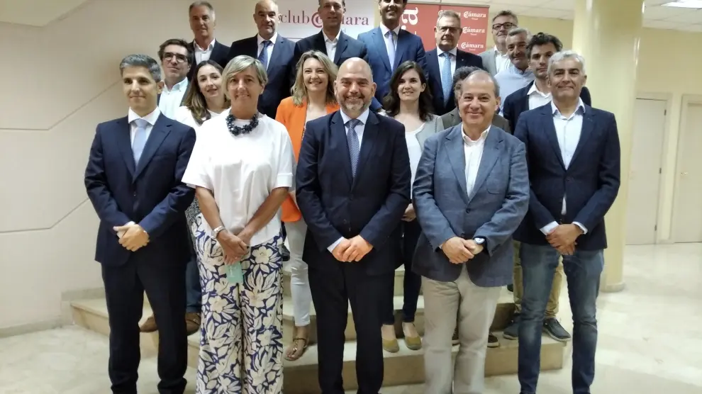 El nuevo pleno de la Cámara de Comercio de Teruel posa con la directora general de Comercio, Eva Fortea.