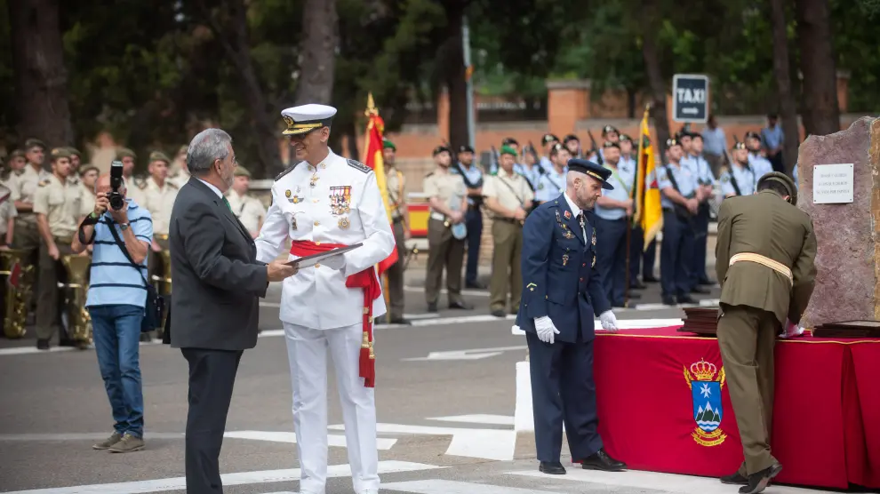 El general Juan Antonio Lara, director del Hospital Militar, entrega un premio al rector de la Universidad de Zaragoza, Juan Abntonio Mayoral, en la celebración de Perpetuo Socorro.