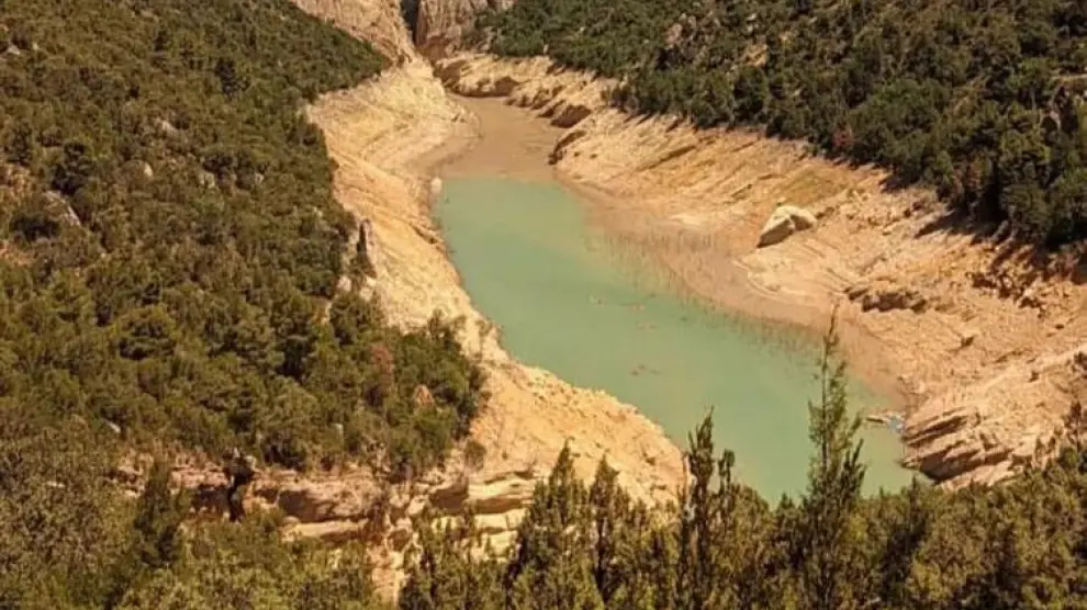 La imagen aérea refleja la escasez de agua en la zona aledaña al congosto.