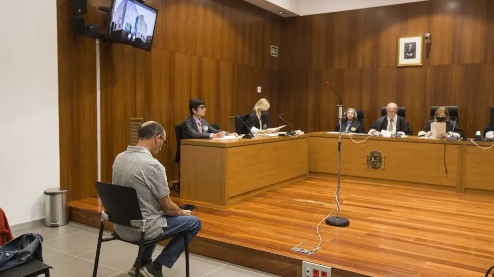 El acusado, durante el juicio por presunta estafa celebrado en la Audiencia de Zaragoza.