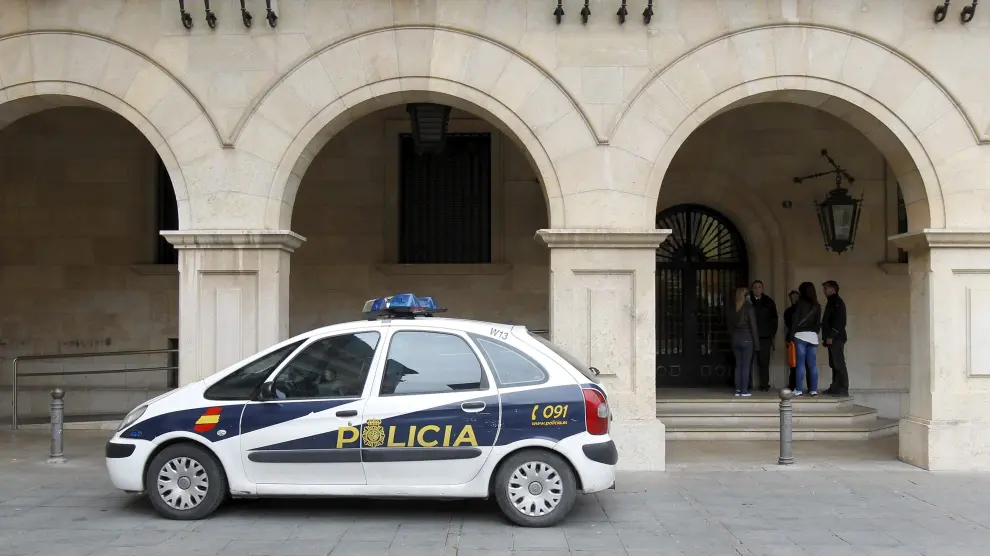 Un coche de la Policía Nacional aparcado delante de los juzgados de Teruel.