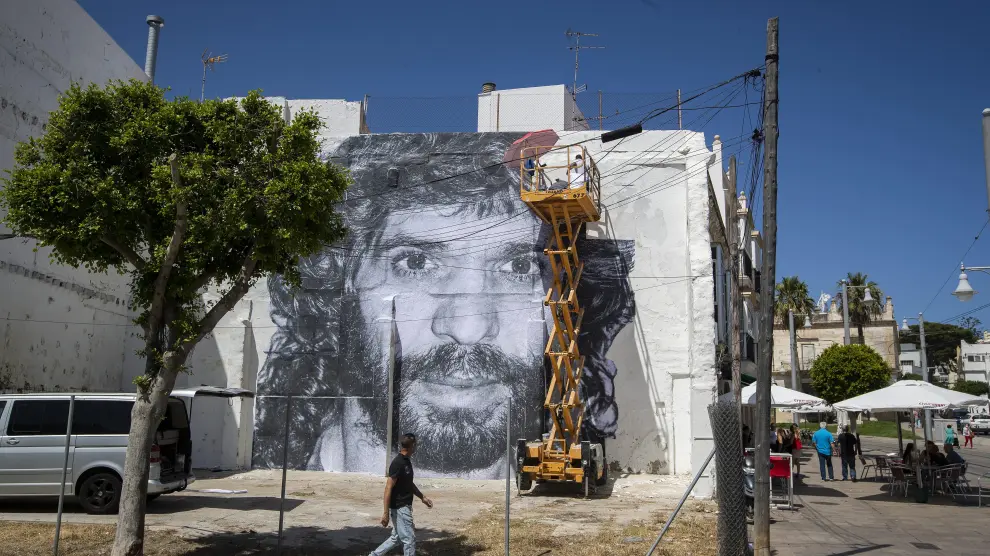 Juan Carlos Toro ha convertido en un mural gigante una foto de Camarón realizada por Kiki.