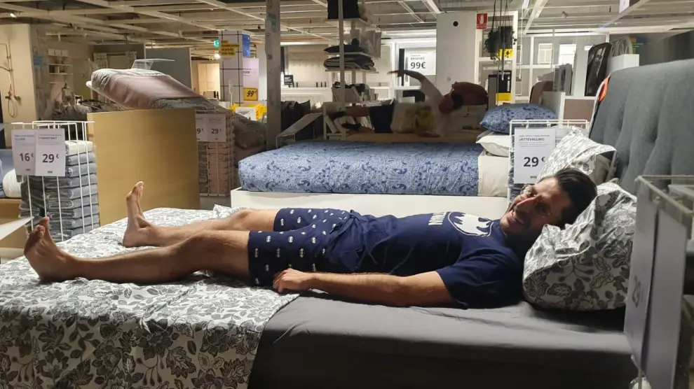 Alejandro, listo para dormir en Ikea.