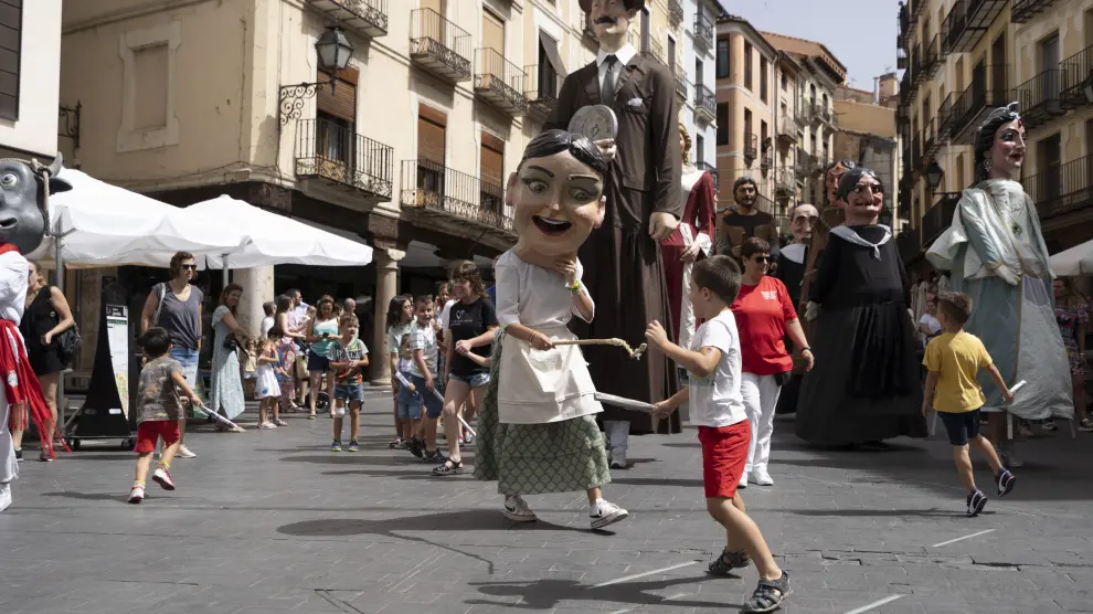 Cabezudos en las calles de Teruel