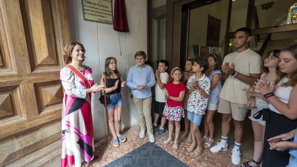 La alcaldesa de Teruel descubre una placa en homenaje a las victimas covid en el Ayuntamiento.