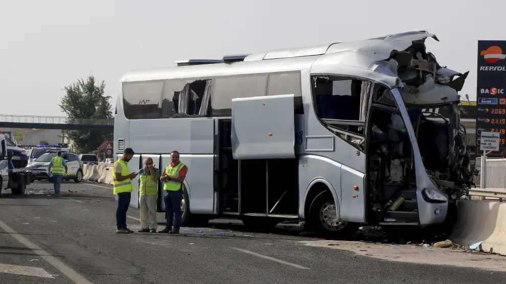 Un muerto y 35 heridos en una accidente entre dos autobuses y un turismo en Granada.