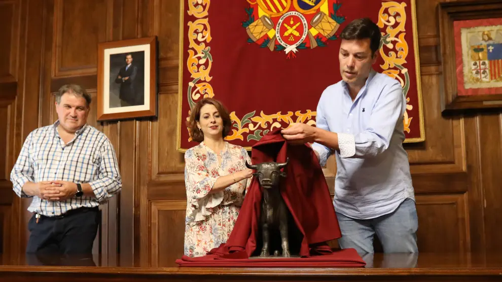 Momento en que la alcaldesa, junto con los concejales Javier Domingo y Juan Carlos Cruzado, descubre el Torico de bronce.