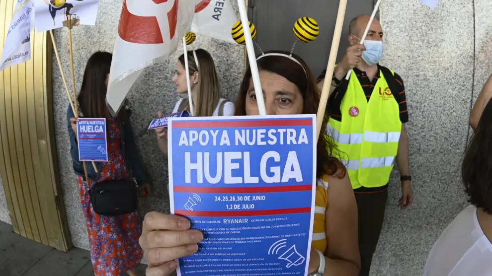 Trabajadores de Ryanair en huelga, en una de las protestas en el aeropuerto de Barajas.