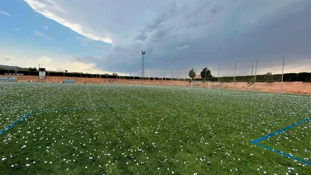 El campo de fútbol, cubierto de bolas de hielo blancas.