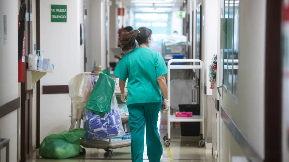 Un sanitario en uno de los pasillos del hospital Miguel Servet de Zaragoza