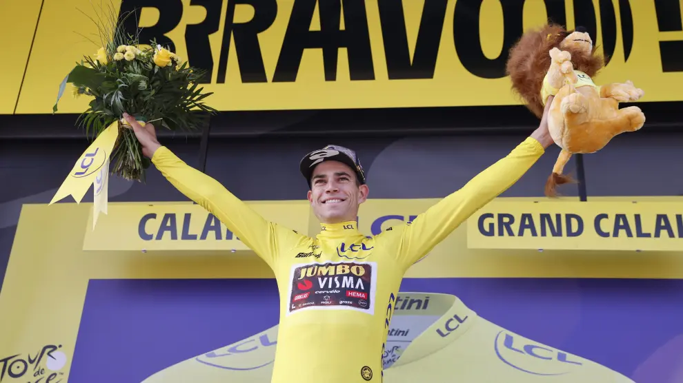 Calais (France), 05/07/2022.- Belgian rider Wout Van Aert of Jumbo Visma celebrates on the podium retaining the overall leader's yellow jersey following his win in the 4th stage of the Tour de France 2022 over 171.5km from Dunkerque to Calais, France, 05 July 2022. (Ciclismo, Francia) EFE/EPA/GUILLAUME HORCAJUELO Wout van Aert en el podio este martes