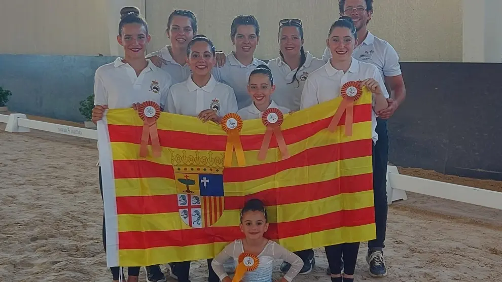 El equipo del Club de Volteo Hípica Nuestra Señora de Salas de Huesca