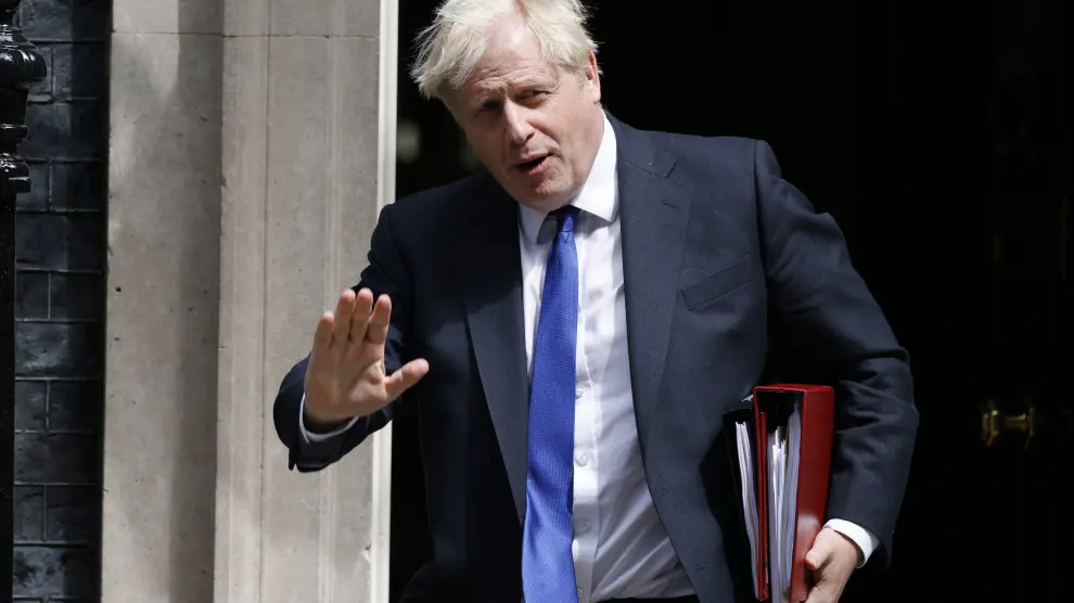 El primer ministro británico Boris Johnson sale del número 10 de Dowing Street antes de asistir a la sesión de las Cuestiones del Primer Ministro en el Parlamento de Londres, este miércoles.