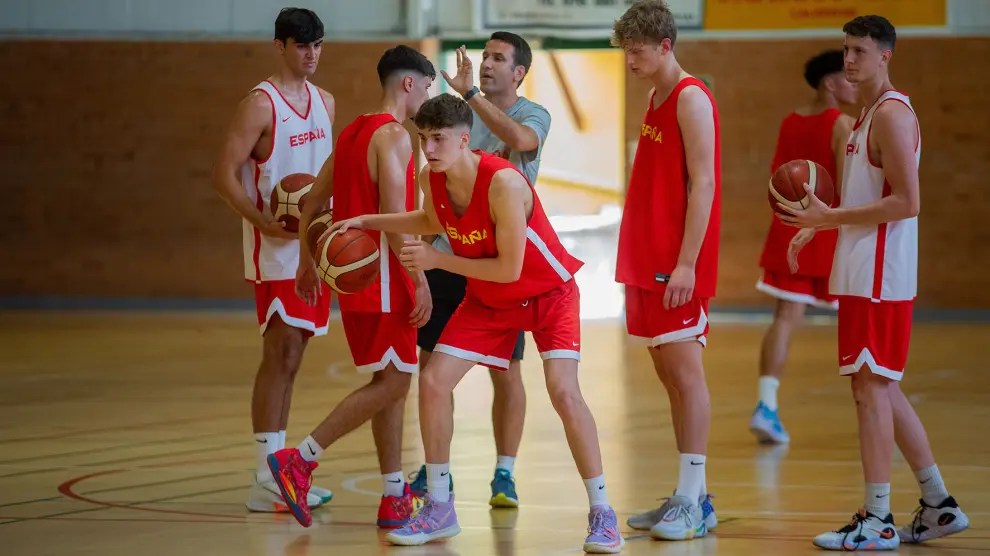 Entrenamiento de la selección española sub-18 de baloncesto en Calatayud