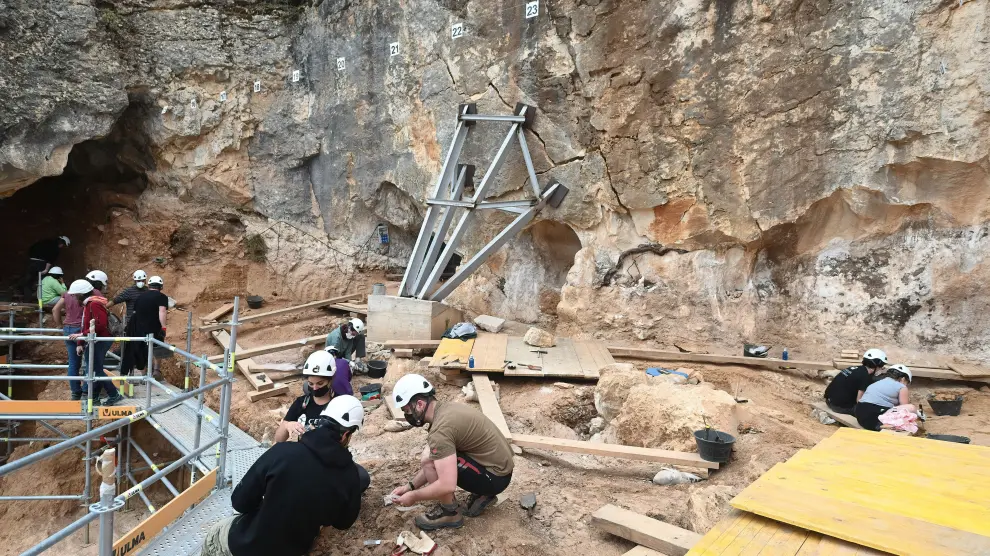 Arqueólogos trabajan en Galería en los yacimientos de Atapuerca.