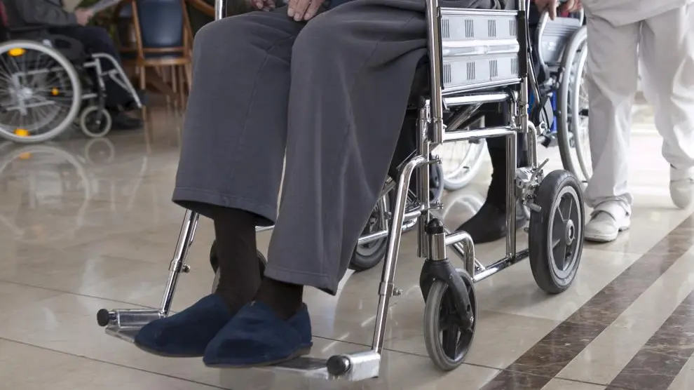 Usuario de una residencia de mayores en silla de ruedas