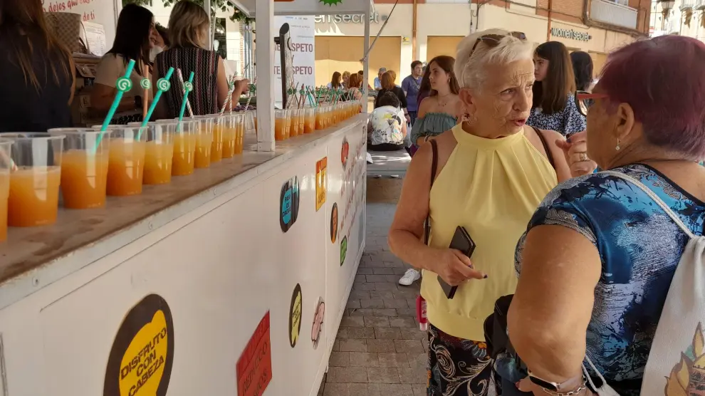 El Ayuntamiento ha invitado al público a un cóctel sin alcohol en la plaza de Domingo Gascón.