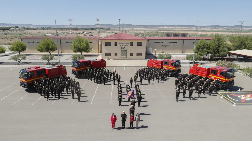 La ministra de Defensa acompaña a los miembros del IV Batallón de la UME en su sede de la Base de Zaragoza.